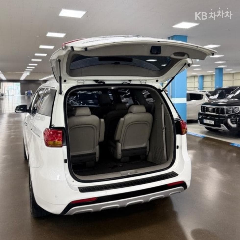 Kia All New Carnival9-seater 2.2 Diesel Luxury - 19