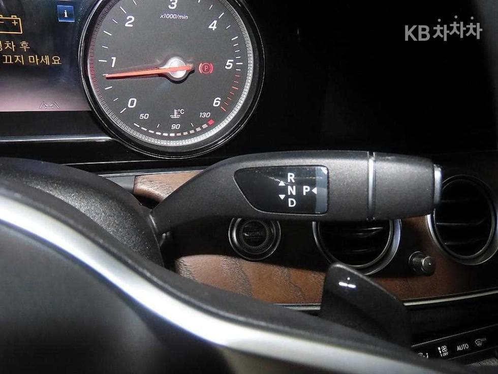 Mercedes-Benz E-Клас (W213)E220d 4MATIC Exclusive - 12