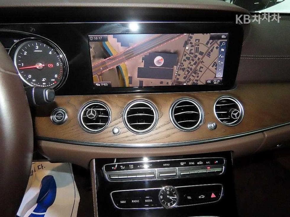 Mercedes-Benz E-Клас (W213)E220d Exclusive - 11