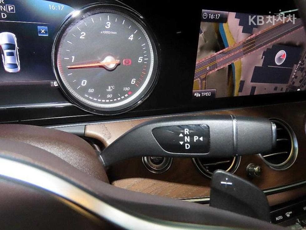 Mercedes-Benz E-Клас (W213)E220d Exclusive - 12