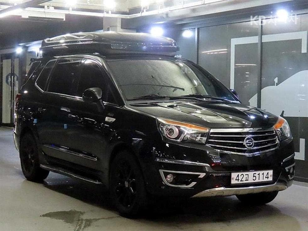 КейДжи Мобилити 코란도 투리스모 9-местен 4x4 아웃도어 에디션 - Image 1