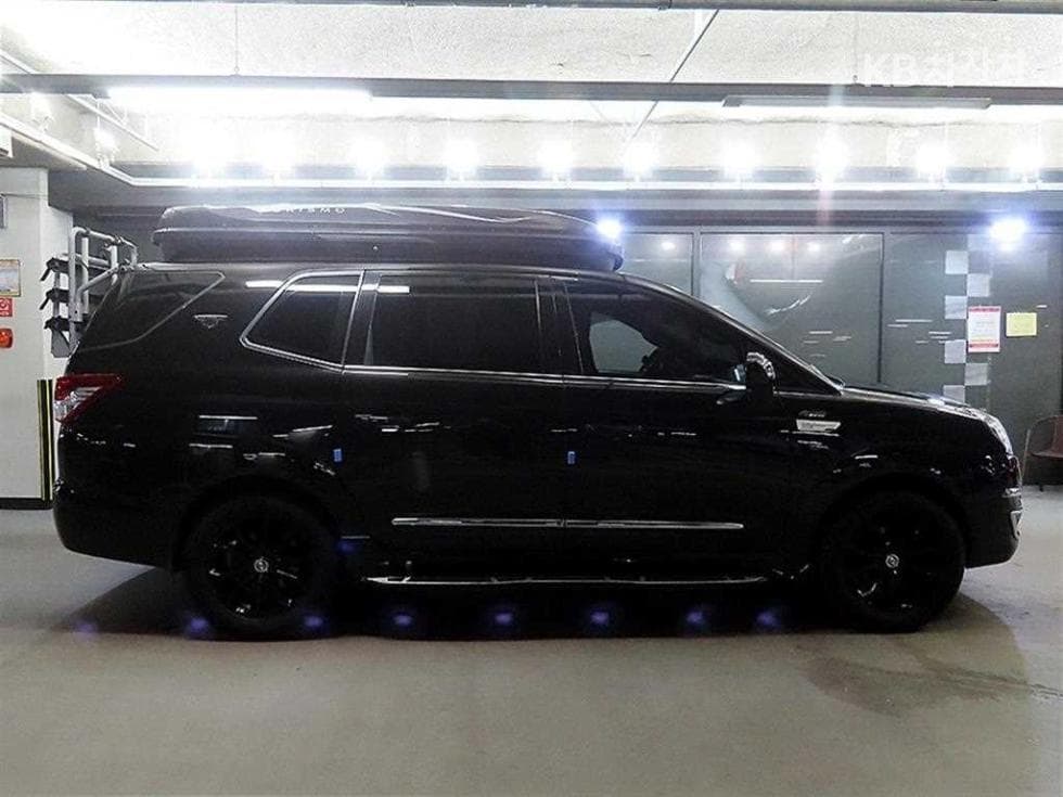 КейДжи Мобилити 코란도 투리스모9-местен 4x4 아웃도어 에디션 - 3
