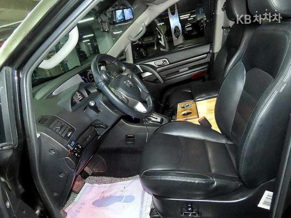 КейДжи Мобилити 코란도 투리스모9-местен 4x4 아웃도어 에디션 - 6
