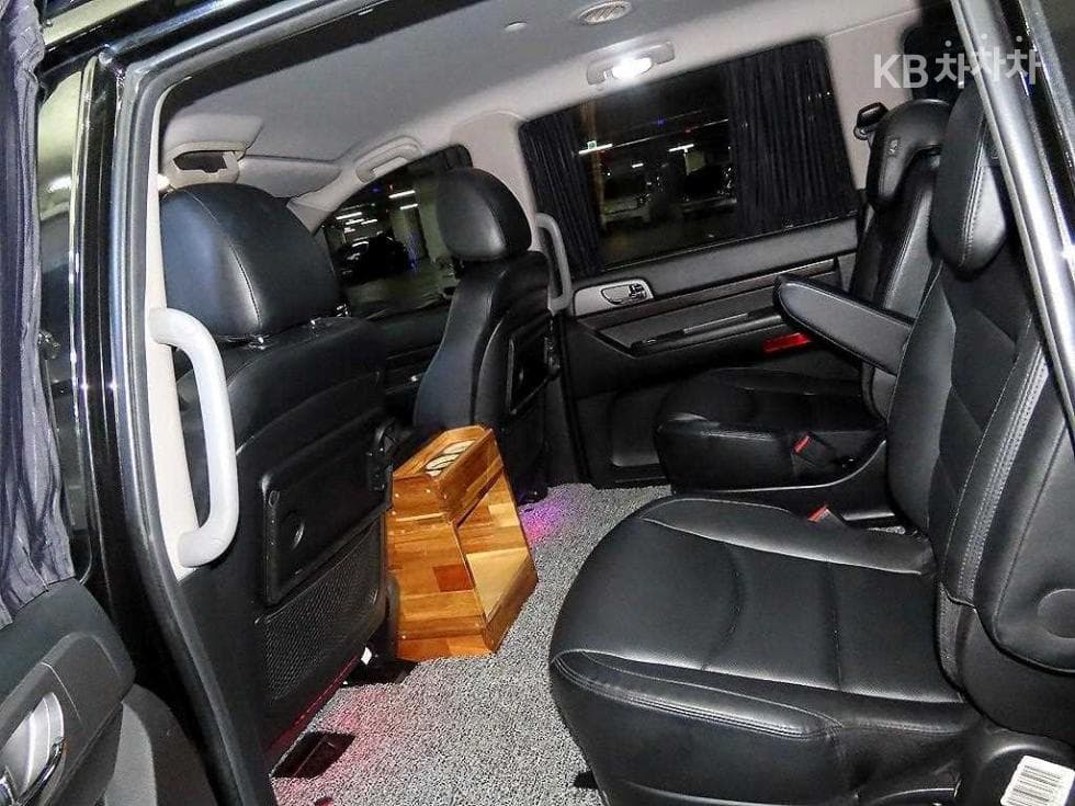 КейДжи Мобилити 코란도 투리스모9-местен 4x4 아웃도어 에디션 - 7