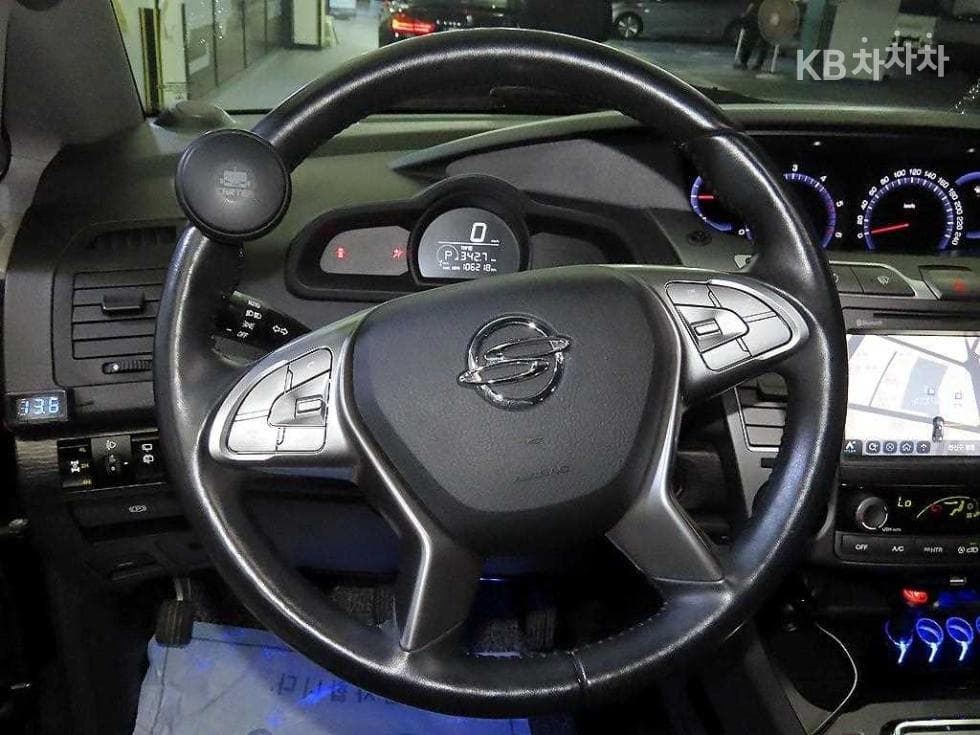 КейДжи Мобилити 코란도 투리스모9-местен 4x4 아웃도어 에디션 - 8