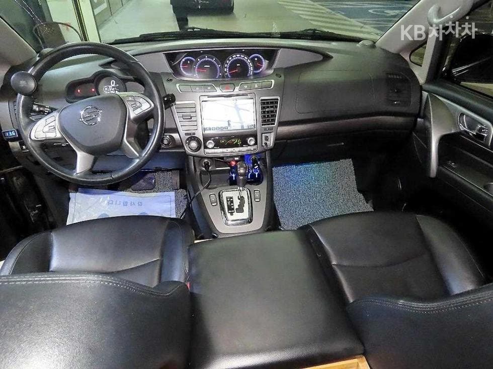 КейДжи Мобилити 코란도 투리스모9-местен 4x4 아웃도어 에디션 - 10