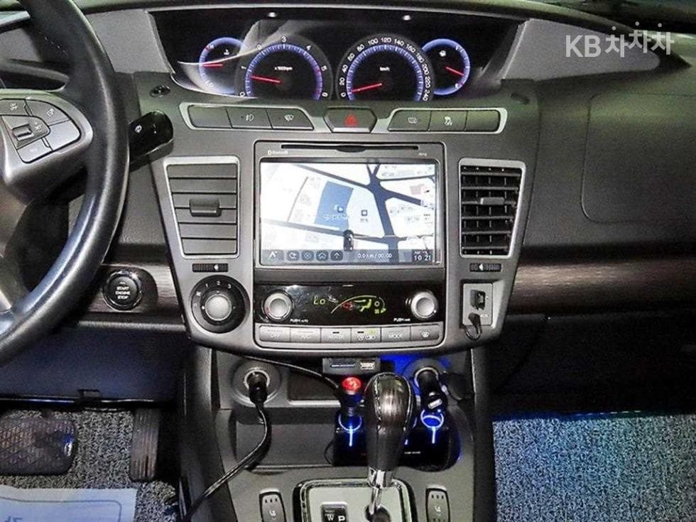 КейДжи Мобилити 코란도 투리스모9-местен 4x4 아웃도어 에디션 - 11