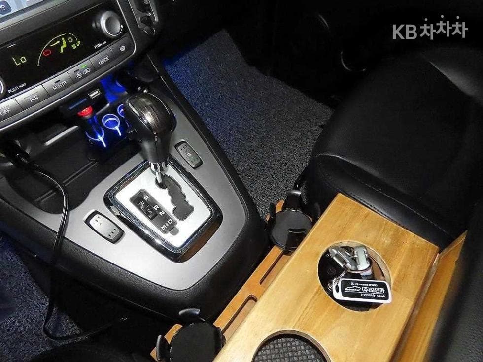 КейДжи Мобилити 코란도 투리스모9-местен 4x4 아웃도어 에디션 - 12