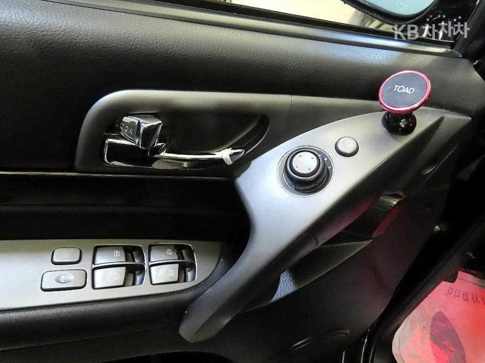 КейДжи Мобилити 코란도 투리스모9-местен 4x4 아웃도어 에디션 - 13