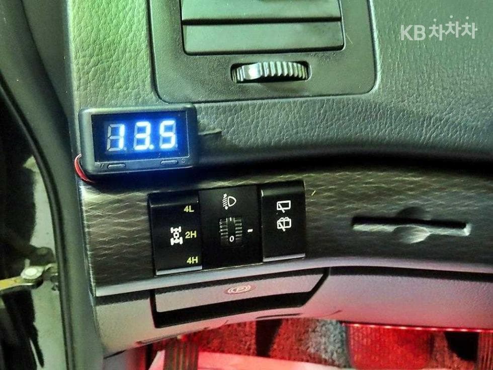 КейДжи Мобилити 코란도 투리스모9-местен 4x4 아웃도어 에디션 - 14