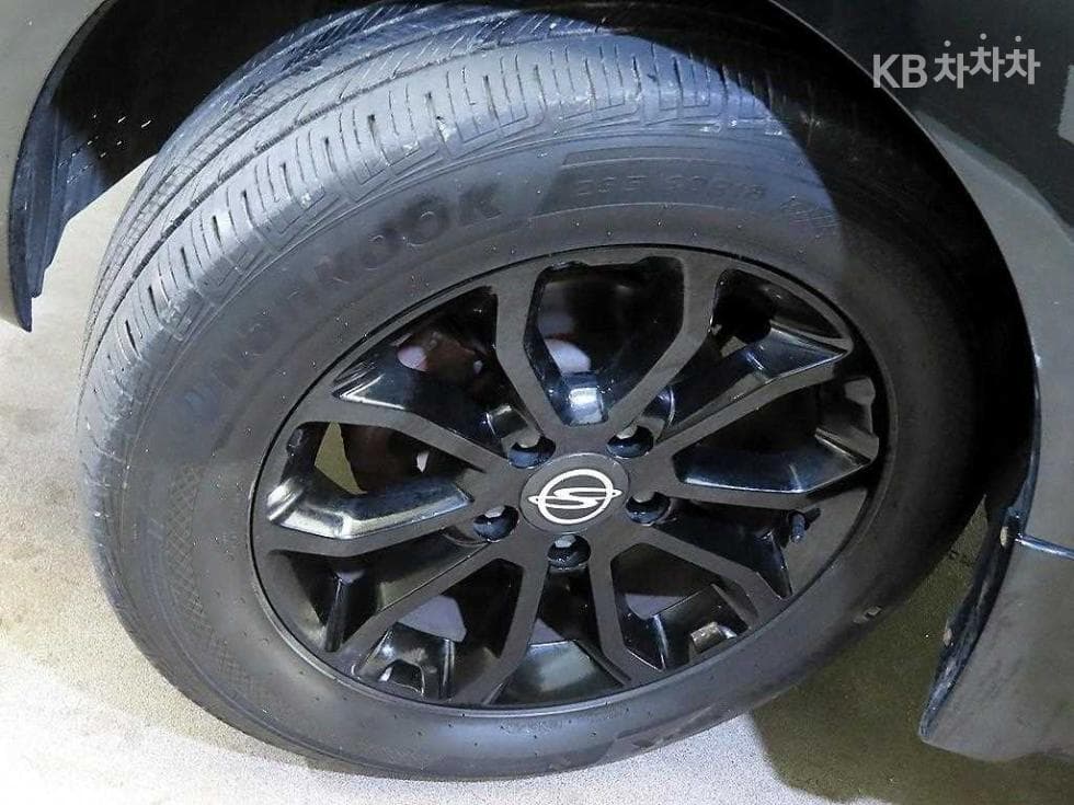 КейДжи Мобилити 코란도 투리스모9-местен 4x4 아웃도어 에디션 - 20