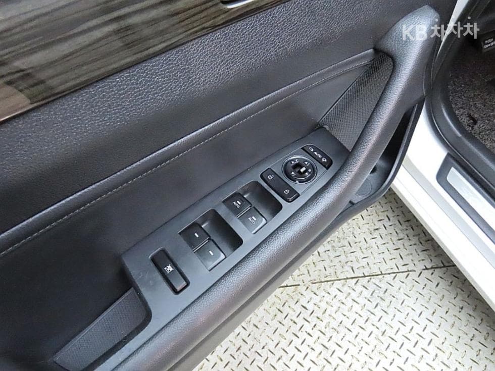 Hyundai Sonata LF2.0 Premium Standard - 13