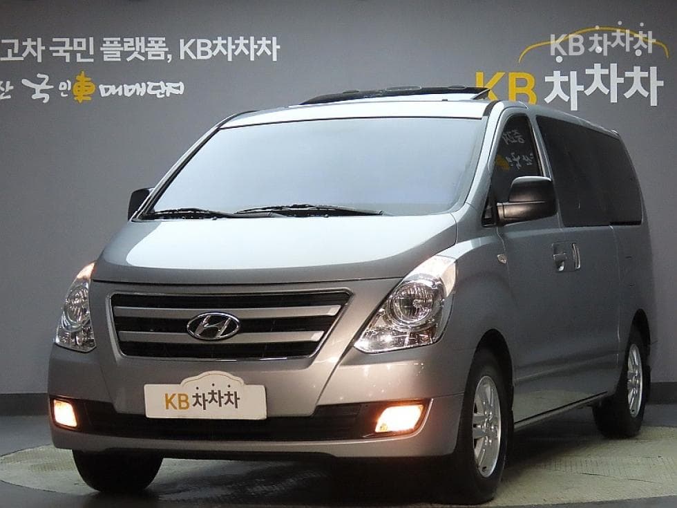 Hyundai Grand Starex 12-seater Wagon CVX 4WD Modern - Image 1