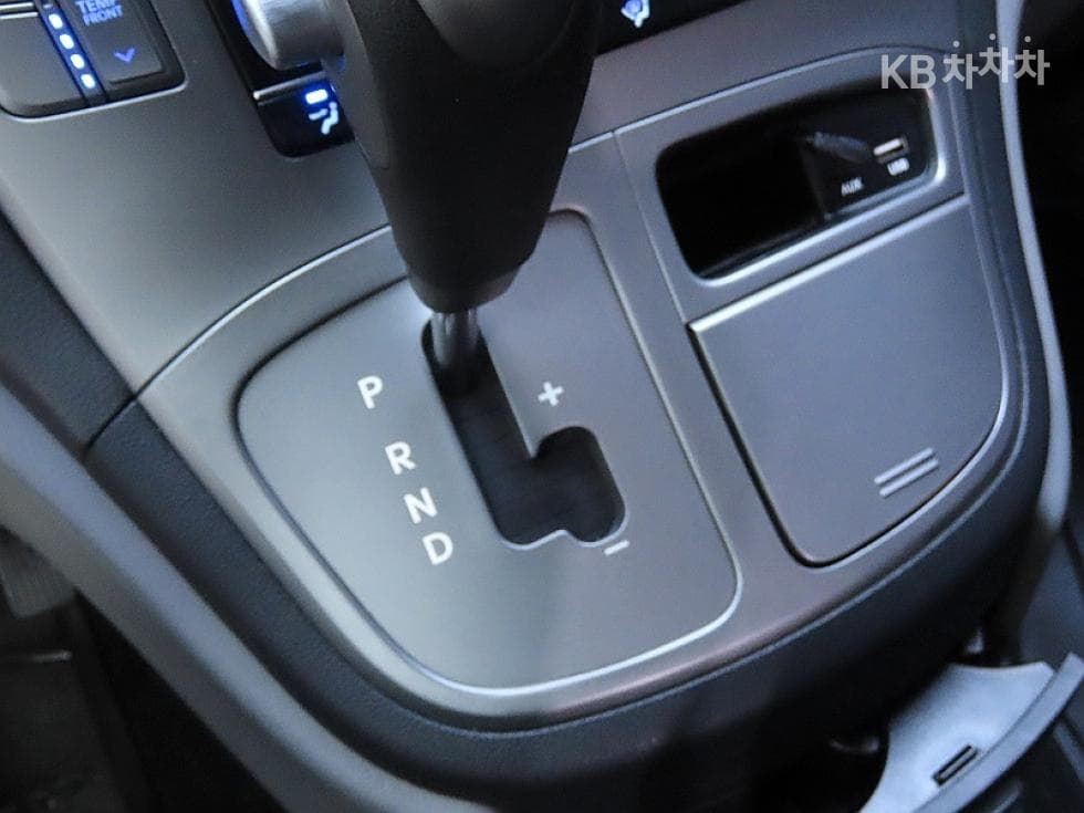 Hyundai Grand Starex12-seater Wagon CVX 4WD Modern - 9