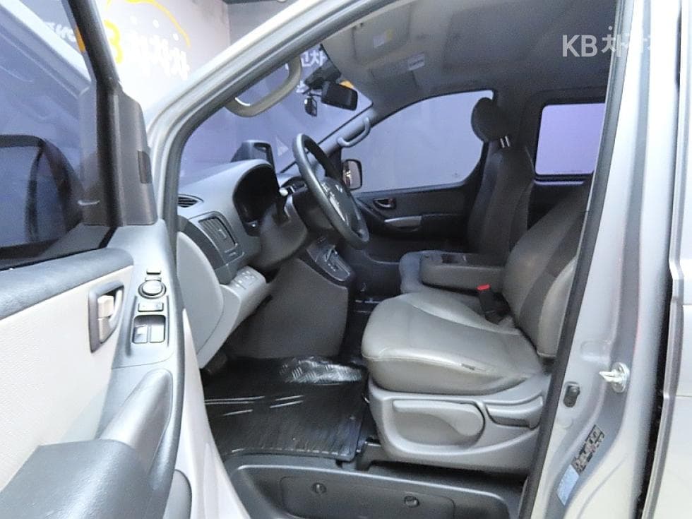 Hyundai Grand Starex12-seater Wagon CVX 4WD Modern - 10
