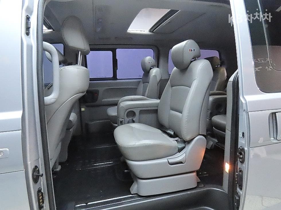Hyundai Grand Starex12-seater Wagon CVX 4WD Modern - 11