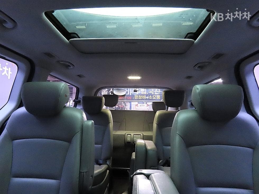 Hyundai Grand Starex12-seater Wagon CVX 4WD Modern - 12