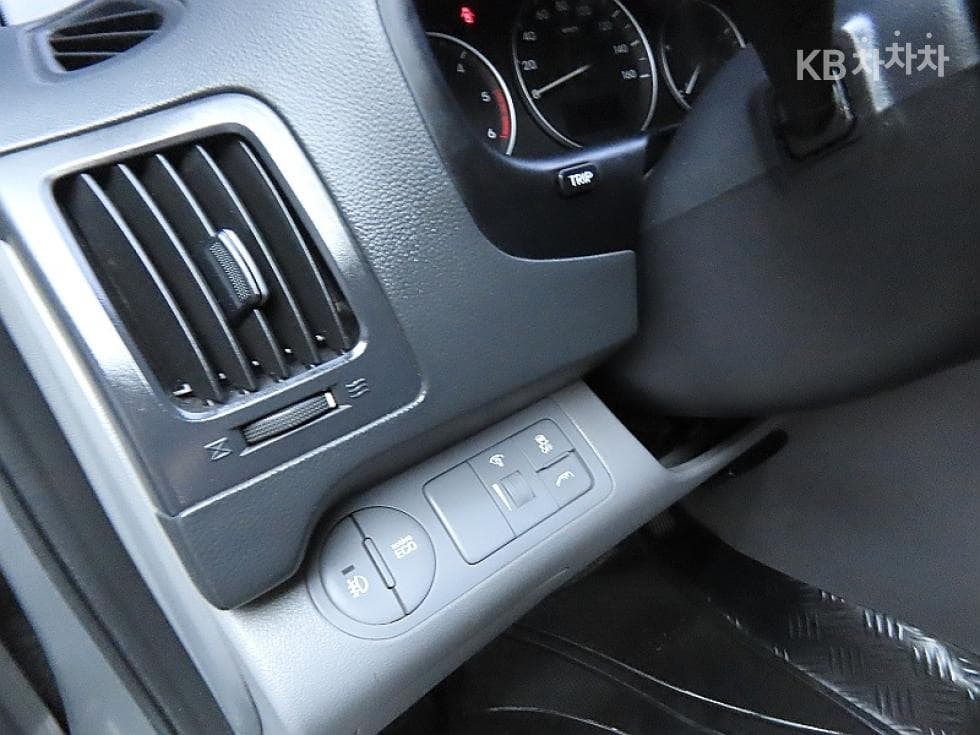 Hyundai Grand Starex12-seater Wagon CVX 4WD Modern - 13