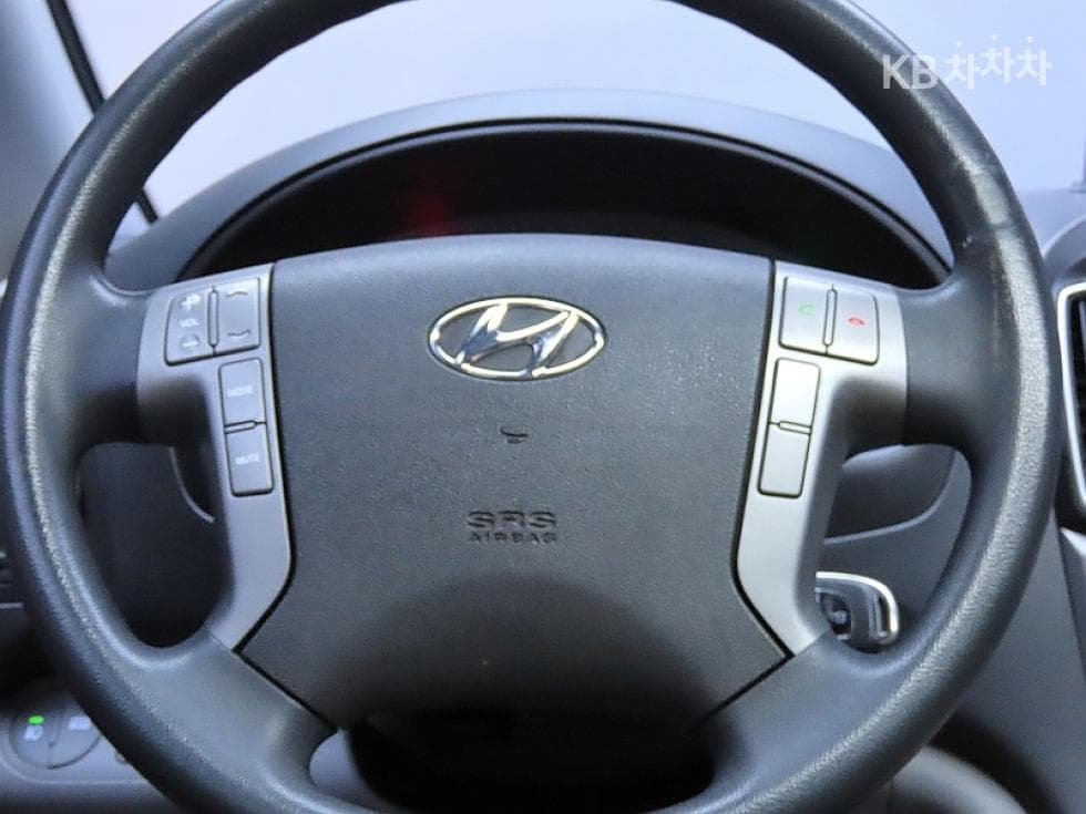 Hyundai Grand Starex12-seater Wagon CVX 4WD Modern - 18