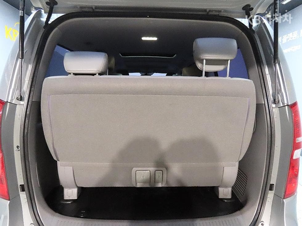 Hyundai Grand Starex12-seater Wagon CVX 4WD Modern - 19