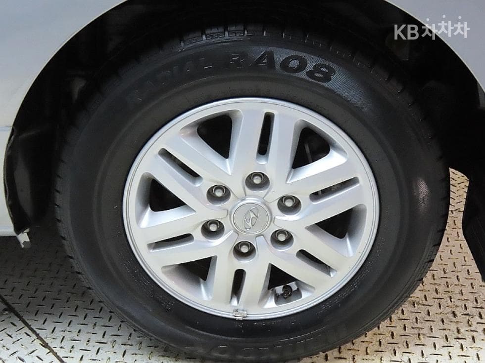 Hyundai Grand Starex12-seater Wagon CVX 4WD Modern - 20