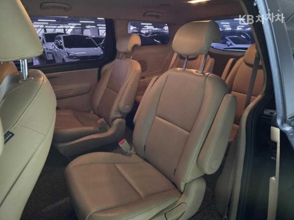 Киа All New Канивал9-местен 2.2 Дизел Лукс - 17
