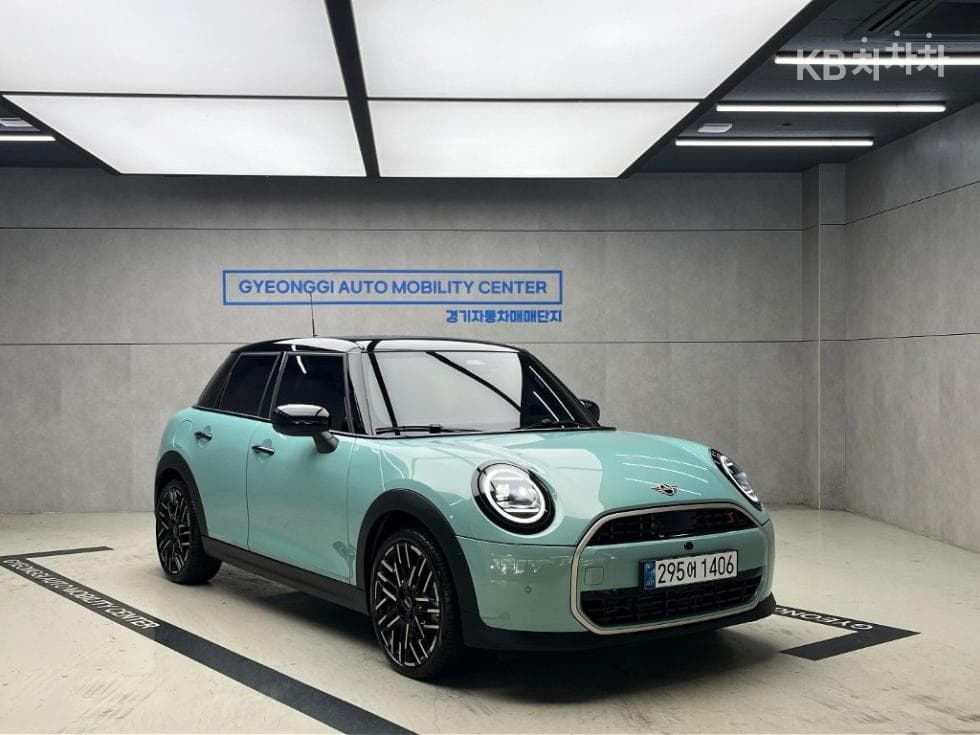 Мини Cooper 4-то поколение S 2.0 5-врати Favoured - Image 1