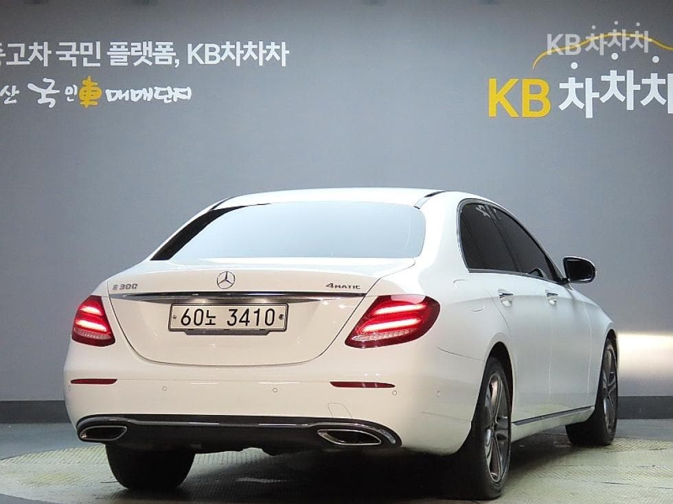 Mercedes-Benz E-Class (W213)E300 4Matic Avantgarde - 2