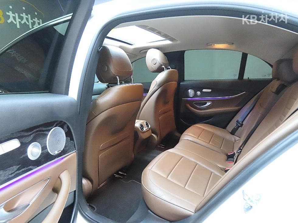 Mercedes-Benz E-Class (W213)E300 4Matic Avantgarde - 11
