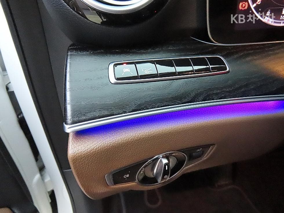 Mercedes-Benz E-Class (W213)E300 4Matic Avantgarde - 12
