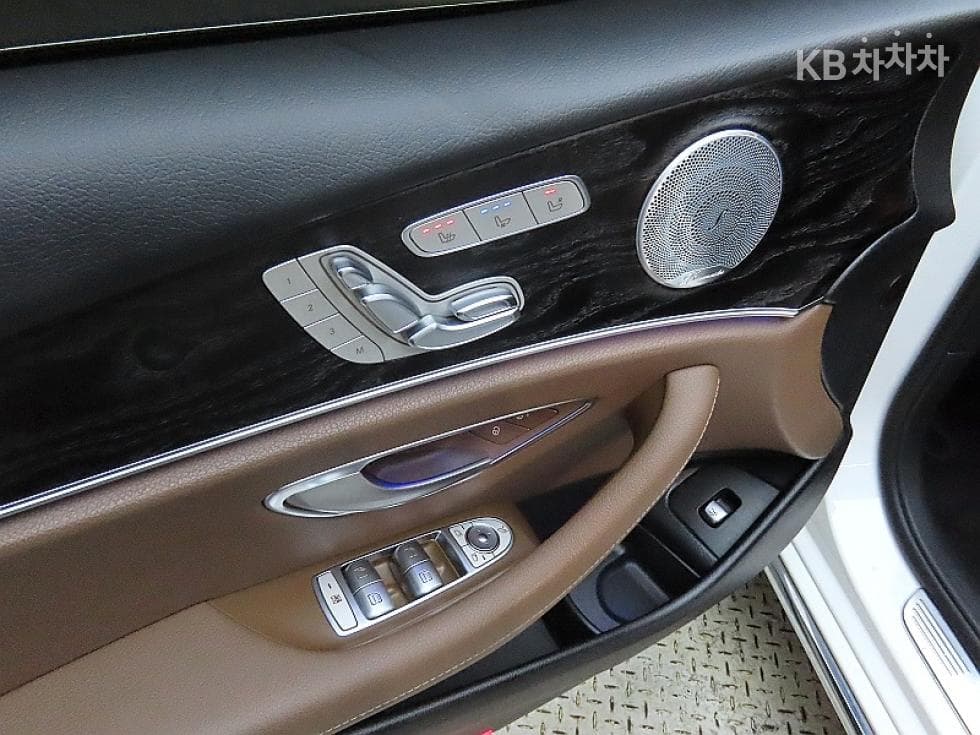 Mercedes-Benz E-Class (W213)E300 4Matic Avantgarde - 13