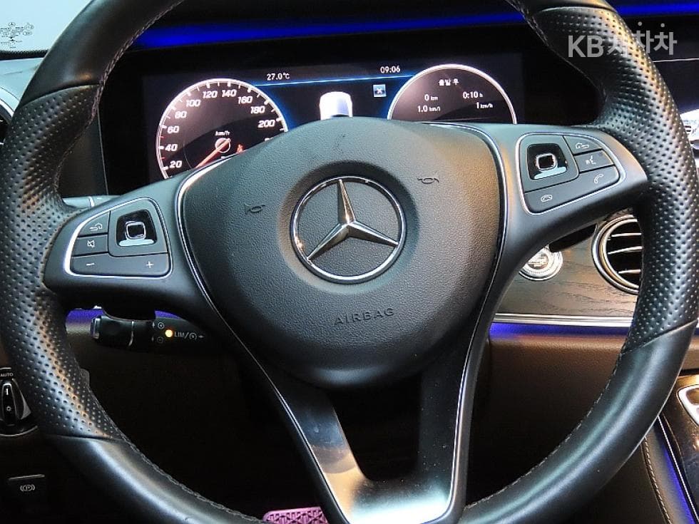 Mercedes-Benz E-Class (W213)E300 4Matic Avantgarde - 17