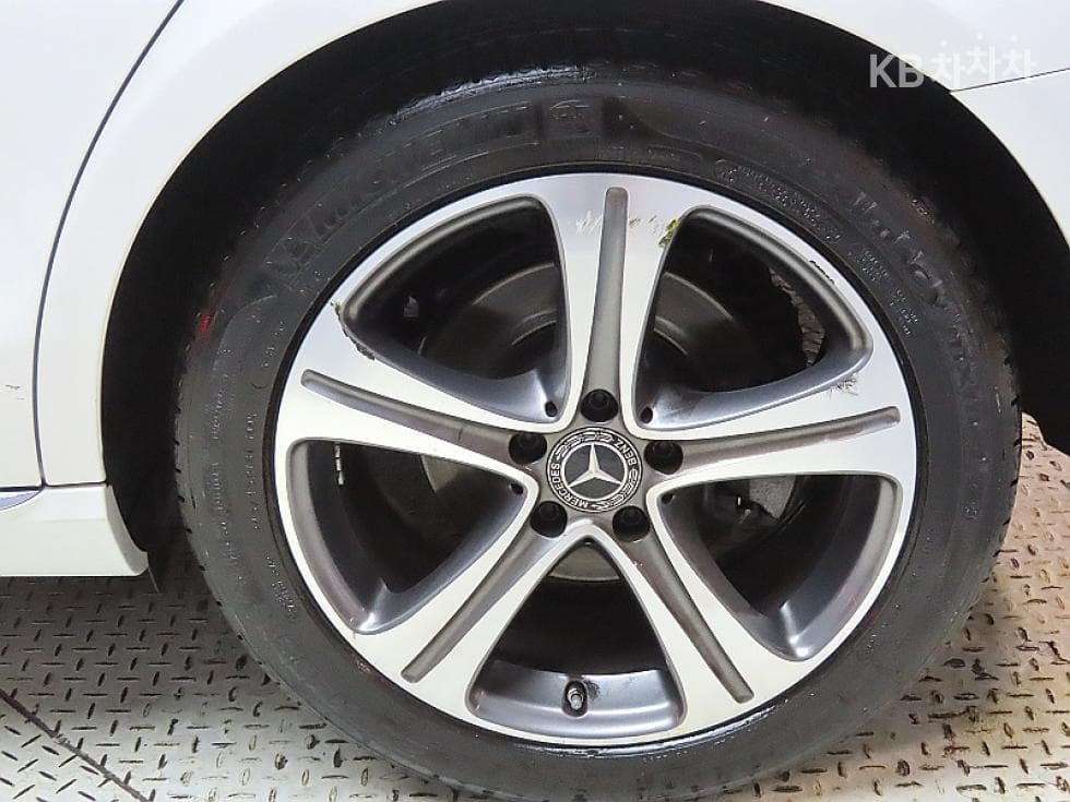 Mercedes-Benz E-Class (W213)E300 4Matic Avantgarde - 20