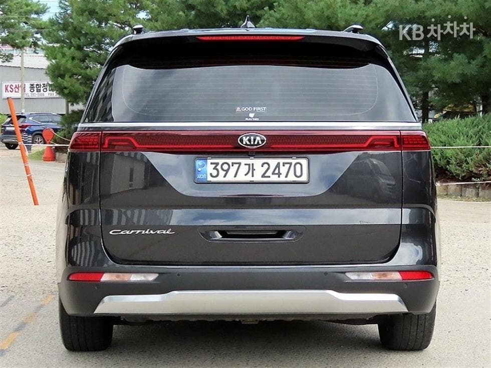 Kia Carnival 4th generationD2.2 9-seater Signature - 4