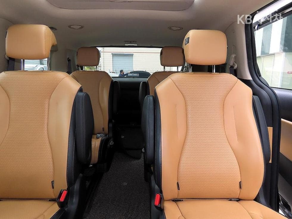 Kia Carnival 4th generationD2.2 9-seater Signature - 7