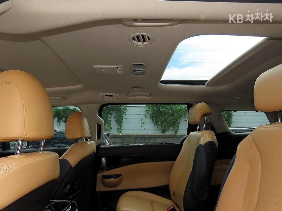Kia Carnival 4th generationD2.2 9-seater Signature - 15