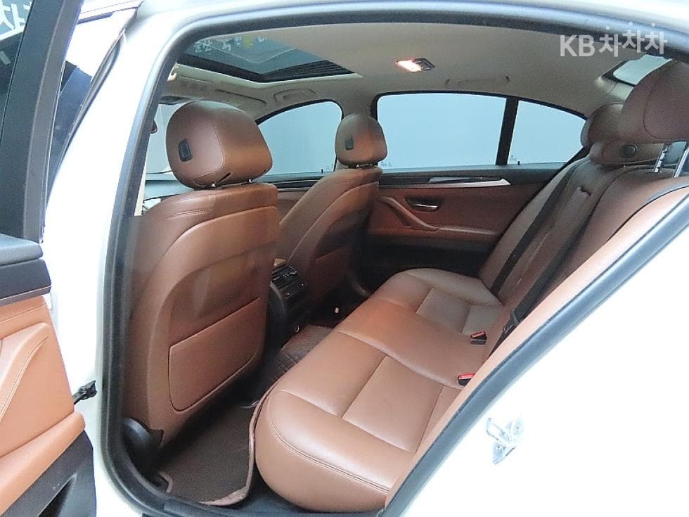 BMW Нов5 Серия520d M Air로Динамичен F10 - 11