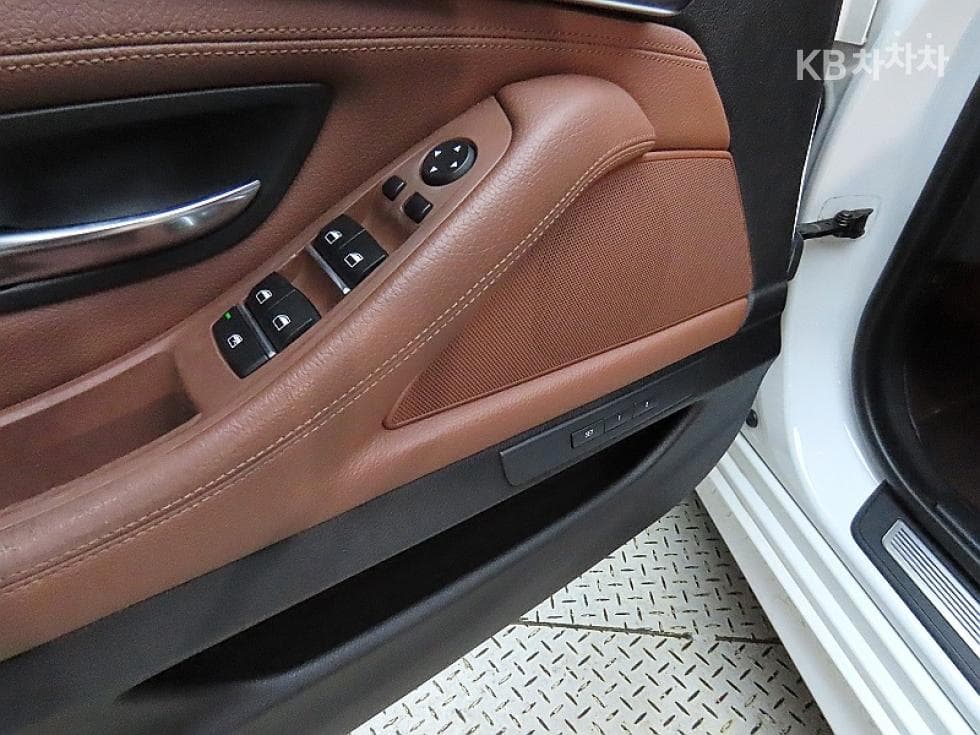 BMW Нов5 Серия520d M Air로Динамичен F10 - 13
