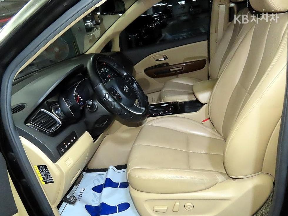 Kia All New Carnival9-seater 2.2 Diesel High Limousine (Carnival) Noblesse - 6