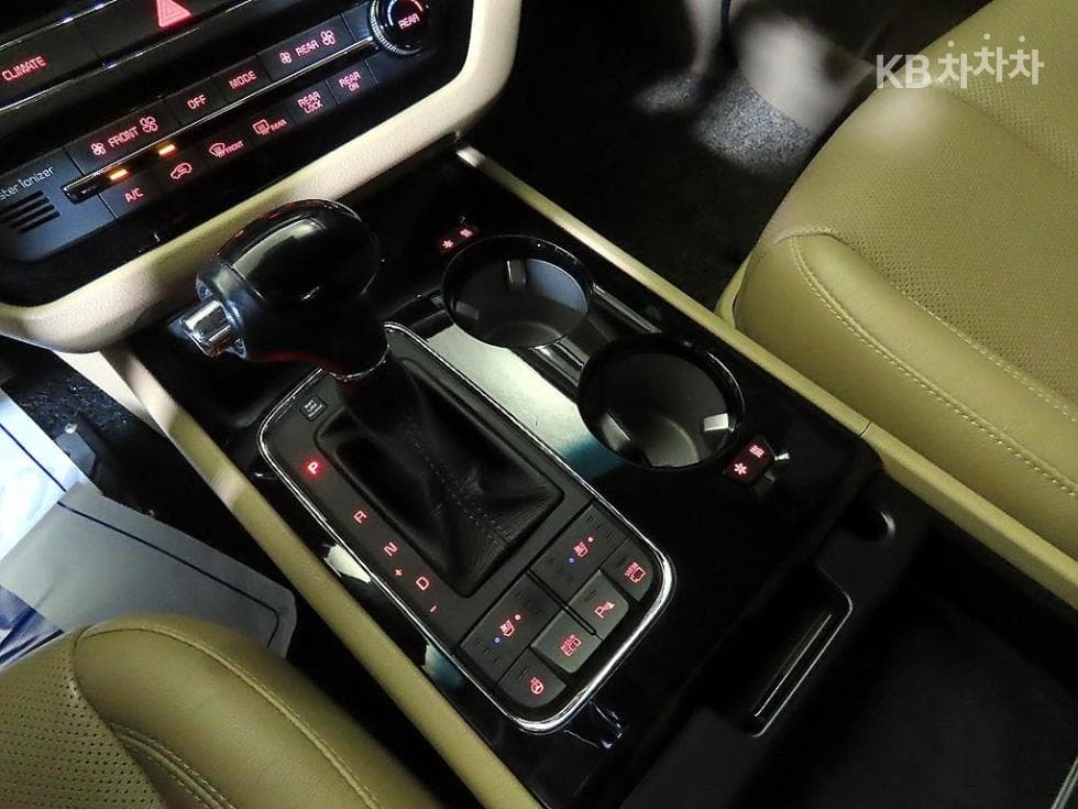 Kia All New Carnival9-seater 2.2 Diesel High Limousine (Carnival) Noblesse - 12