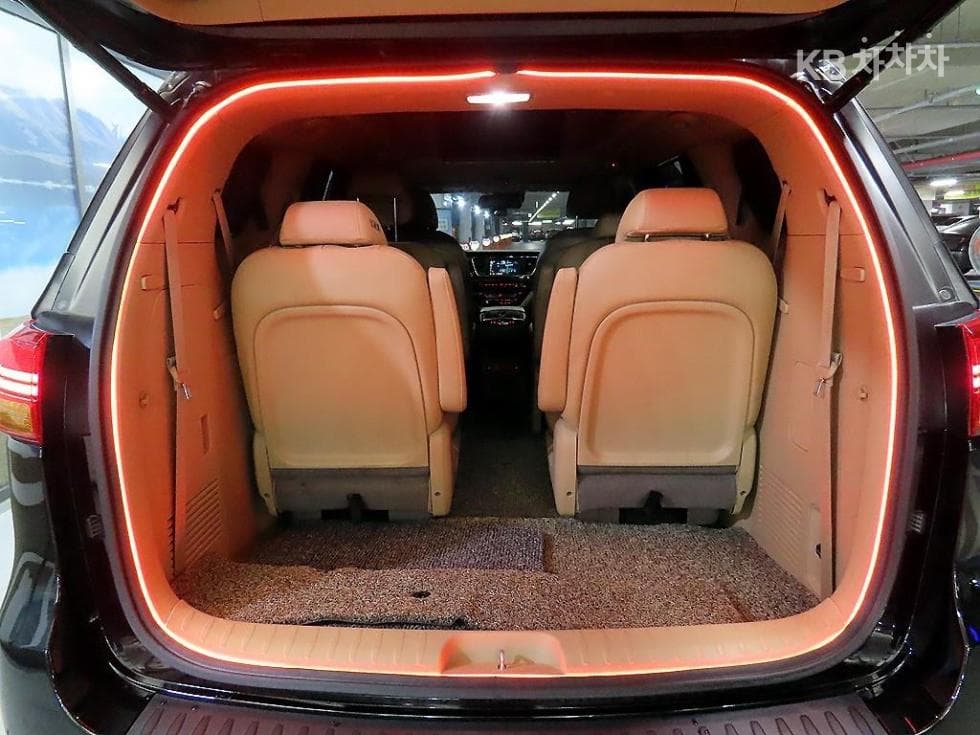 Kia All New Carnival9-seater 2.2 Diesel High Limousine (Carnival) Noblesse - 16