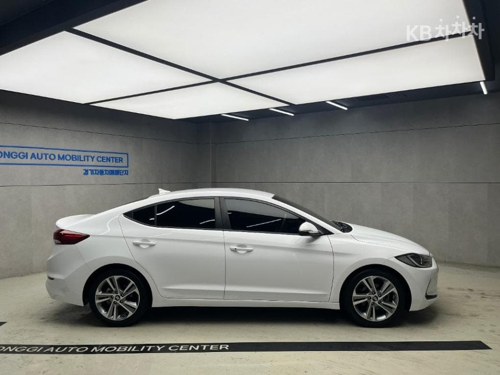 Hyundai Avante (Elantra)AD1.6 GDi Value Plus - 2