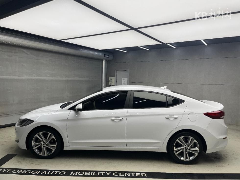 Hyundai Avante (Elantra)AD1.6 GDi Value Plus - 4