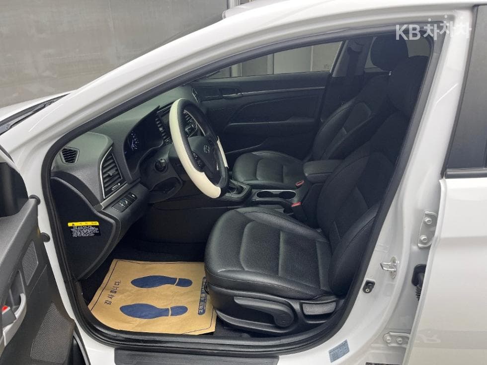 Hyundai Avante (Elantra)AD1.6 GDi Value Plus - 5
