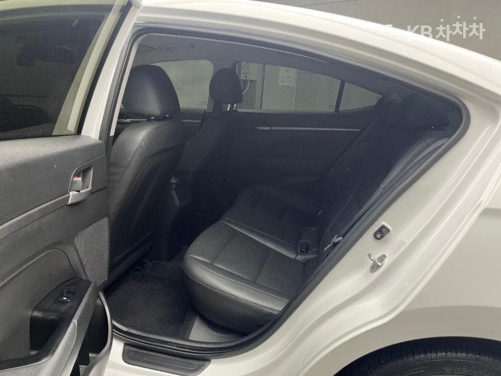 Hyundai Avante (Elantra)AD1.6 GDi Value Plus - 6
