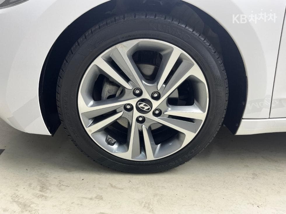 Hyundai Avante (Elantra)AD1.6 GDi Value Plus - 16
