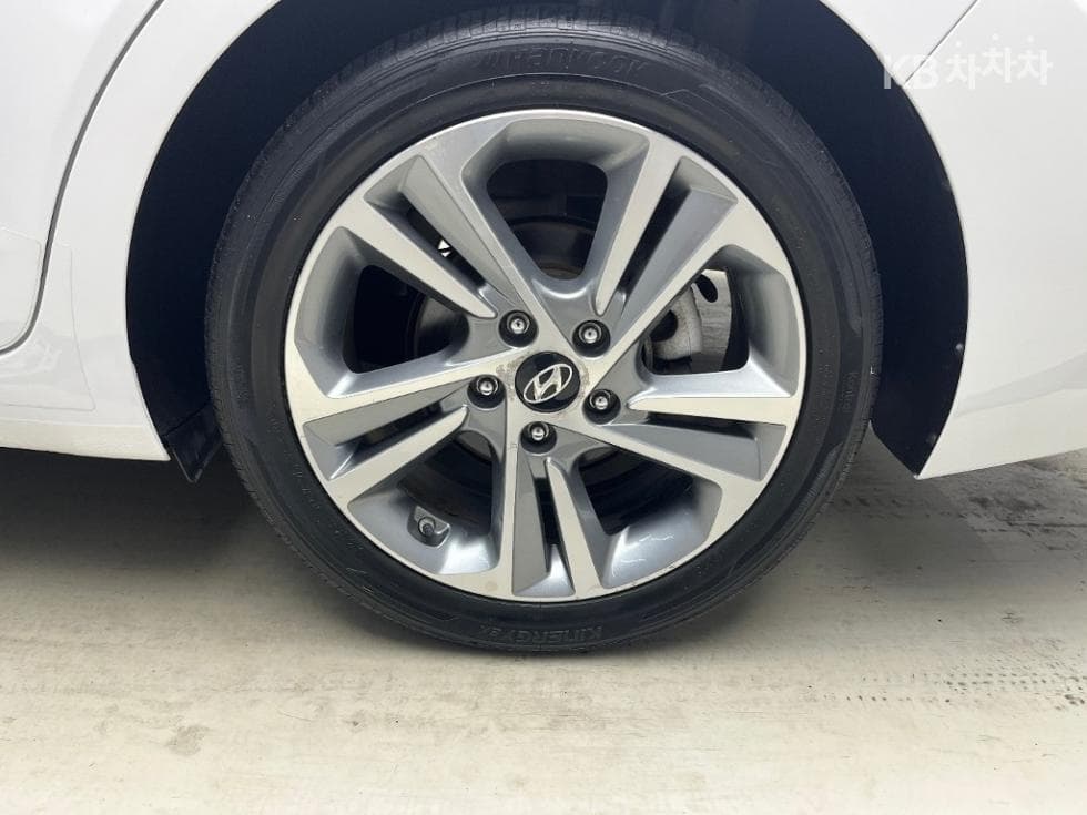 Hyundai Avante (Elantra)AD1.6 GDi Value Plus - 17