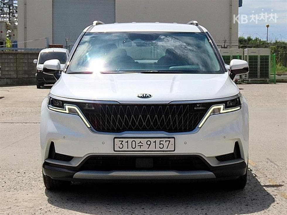 Kia Carnival 4th generation D2.2 9-seater Prestige - Image 1