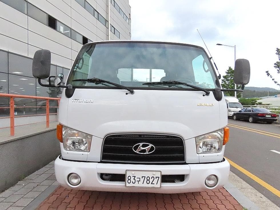 Hyundai e-Mighty 2.5Ton Super Cab GOLD - Image 1