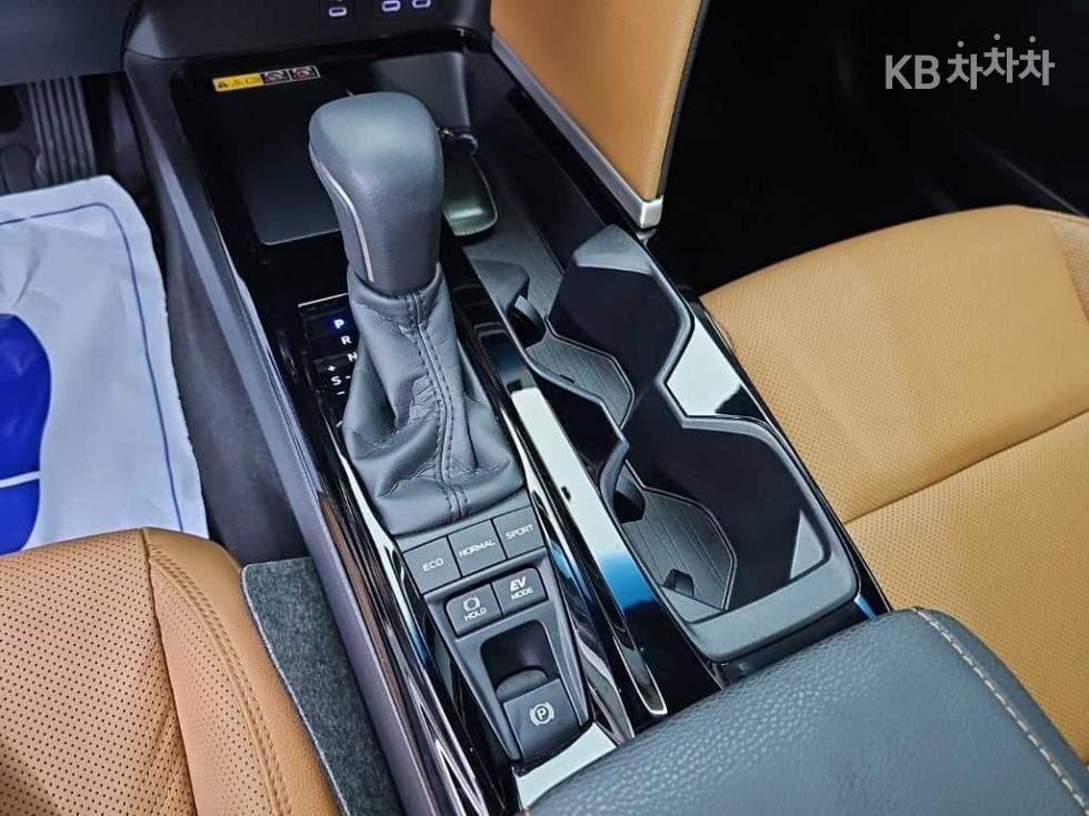Toyota Camry XV802.5L hybrid XLE Premium - 8